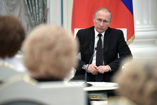 Президент РФ В. Путин встретился с членами Общественной палаты VI состава