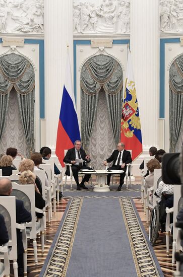 Президент РФ В. Путин встретился с членами Общественной палаты VI состава