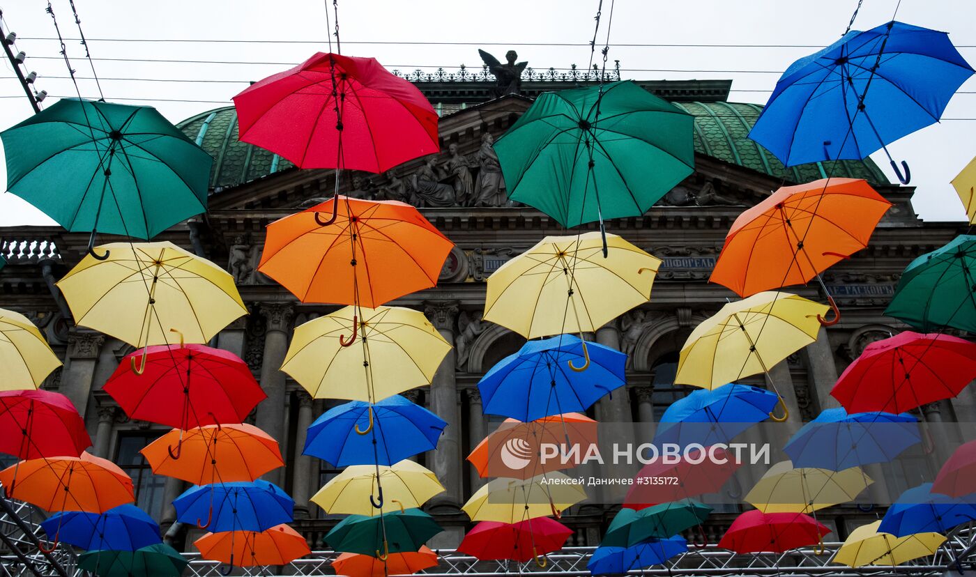 Аллея "Парящие зонтики" в Санкт-Петербурге
