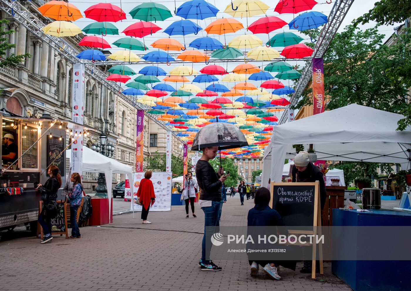 Аллея "Парящие зонтики" в Санкт-Петербурге