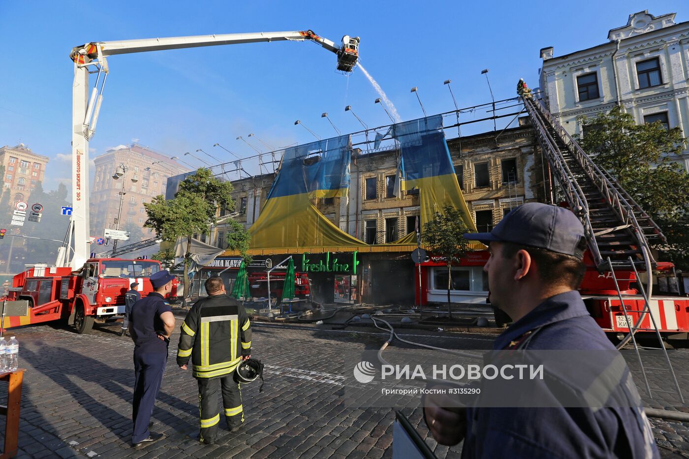 Последствия пожара в здании бывшего Центрального гастронома на Крещатике в Киеве