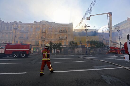 Последствия пожара в здании бывшего Центрального гастронома на Крещатике в Киеве