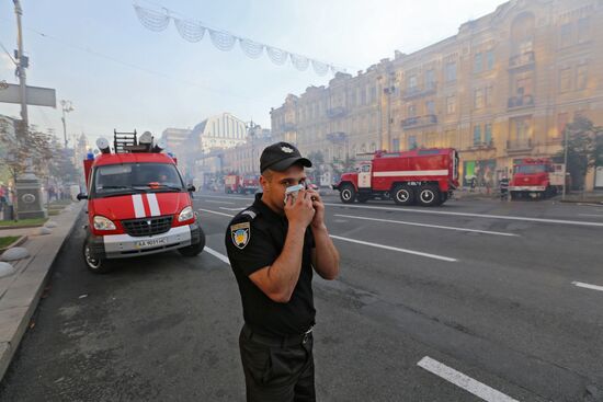 Последствия пожара в здании бывшего Центрального гастронома на Крещатике в Киеве