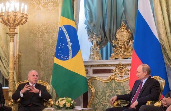 Президент РФ В. Путин провел официальную встречу с президентом Бразилии М. Темером