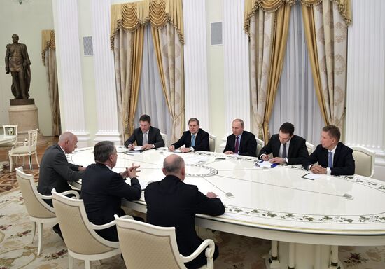 Президент РФ В. Путин встретился с главой концерна Royal Dutch Shell Б. ван Берденом