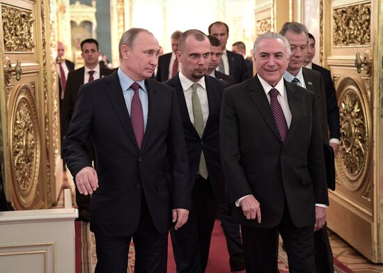 Президент РФ В. Путин провел официальную встречу с президентом Бразилии М. Темером