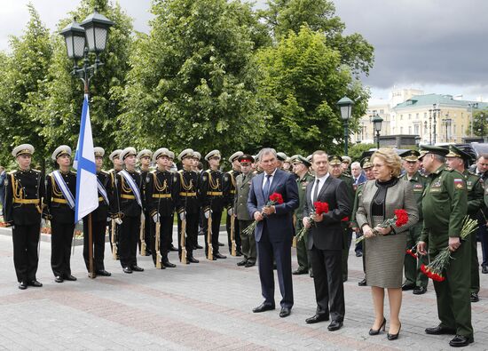 Президент РФ В. Путин и премьер-министр РФ Д. Медведев приняли участие в церемонии возложения венков к Могиле Неизвестного Солдата
