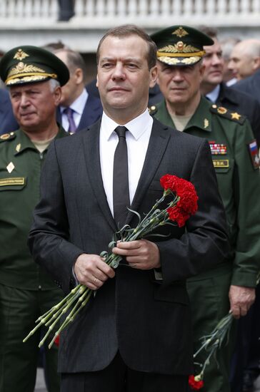 Президент РФ В. Путин и премьер-министр РФ Д. Медведев приняли участие в церемонии возложения венков к Могиле Неизвестного Солдата