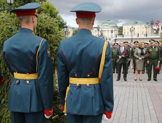 Президент РФ В. Путин и премьер-министр РФ Д. Медведев приняли участие в церемонии возложения венков к Могиле Неизвестного Солдата
