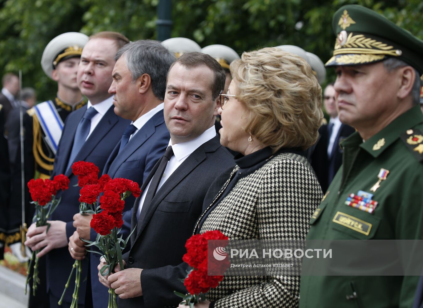 Президент РФ В. Путин и премьер-министр РФ Д. Медведев приняли участие в церемонии возложения венков к Могиле Неизвестного Солдата