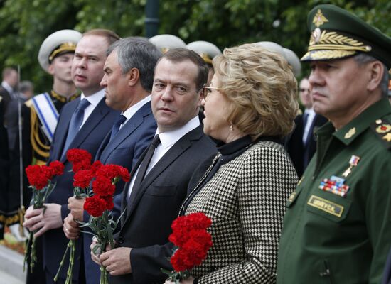 Президент РФ В. Путин и премьер-министр РФ Д. Медведев приняли участие в церемонии возложения венков к Могиле Неизвестного Солдата