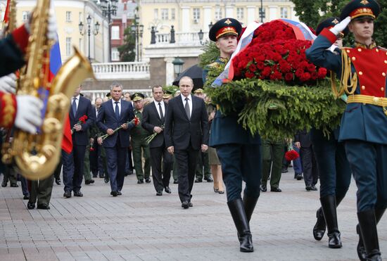 Президент РФ В. Путин и премьер-министр РФ Д. Медведев приняли участие в церемонии возложения венков к Могиле Неизвестного Солдата