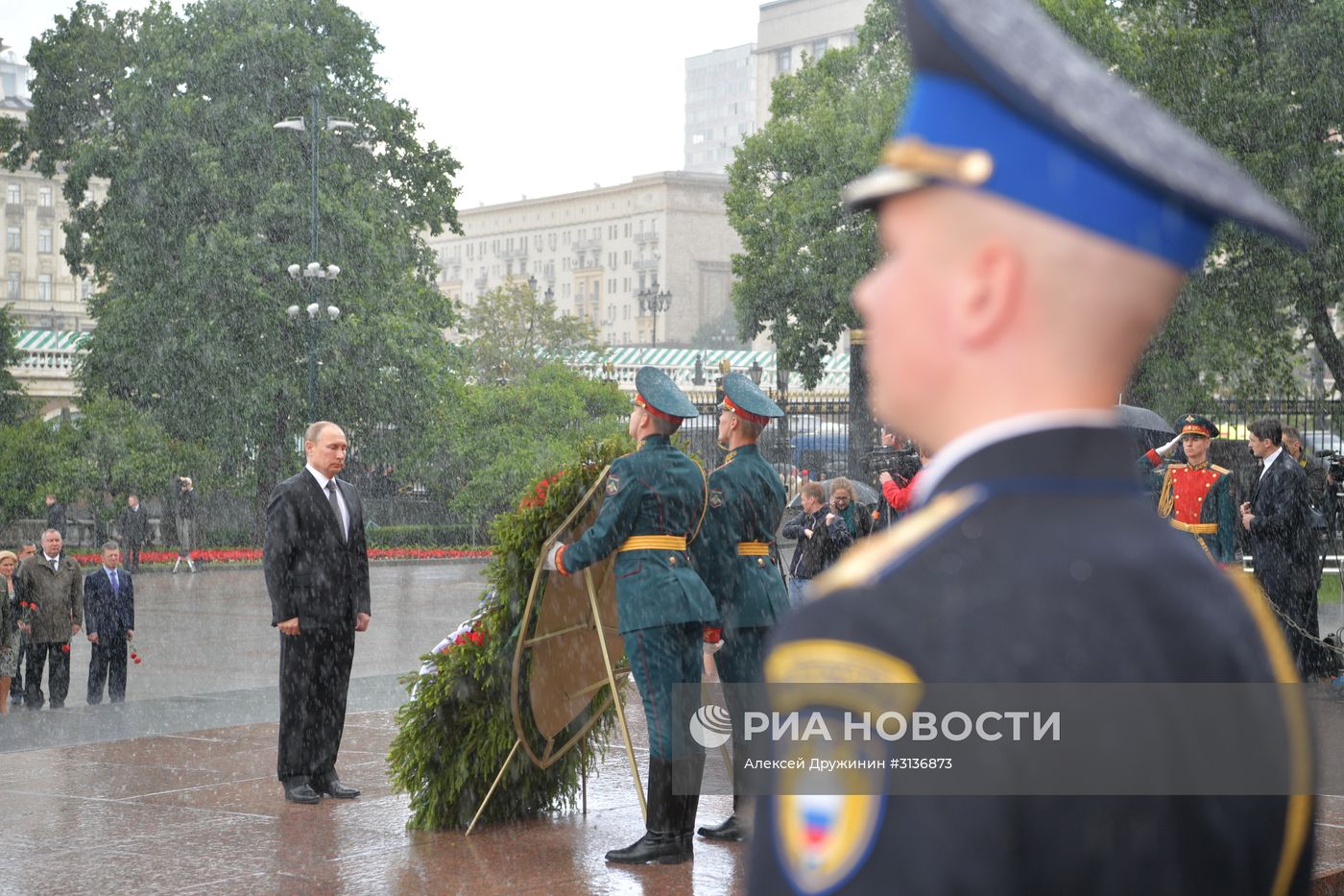 Президент РФ В. Путин и премьер-министр РФ Д. Медведев приняли участие в церемонии возложения венков к Могиле Неизвестного Солдата