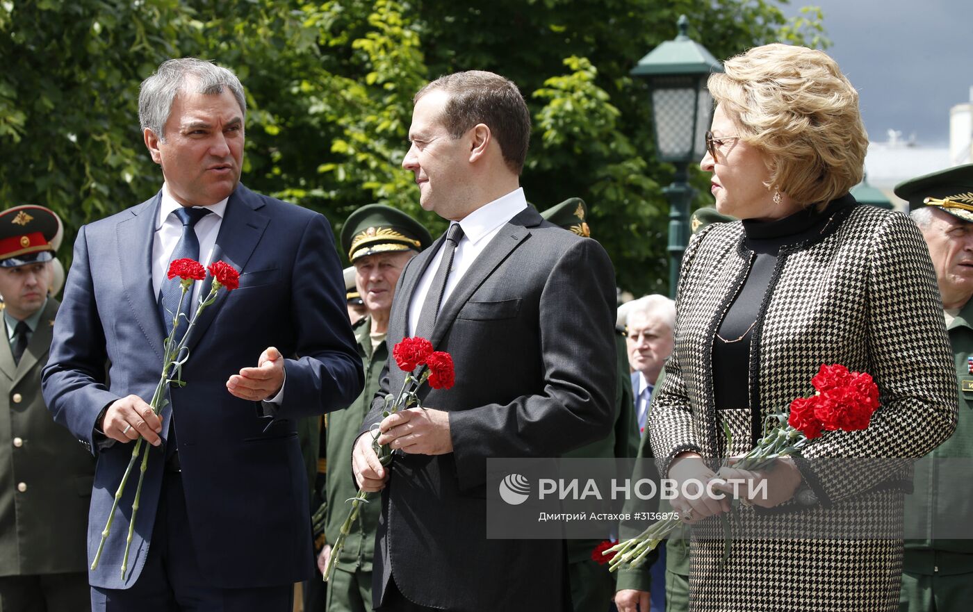 Президент РФ В. Путин и премьер-министр РФ Д. Медведев приняли участие в церемонии возложения венков к Могиле Неизвестного Солдата