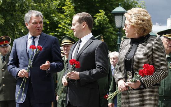 Президент РФ В. Путин и премьер-министр РФ Д. Медведев приняли участие в церемонии возложения венков к Могиле Неизвестного Солдата