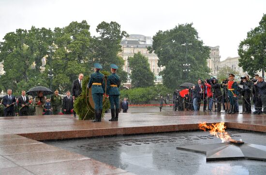 Президент РФ В. Путин и премьер-министр РФ Д. Медведев приняли участие в церемонии возложения венков к Могиле Неизвестного Солдата