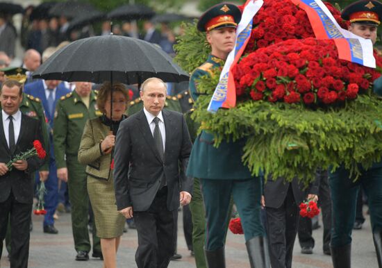 Президент РФ В. Путин и премьер-министр РФ Д. Медведев приняли участие в церемонии возложения венков к Могиле Неизвестного Солдата
