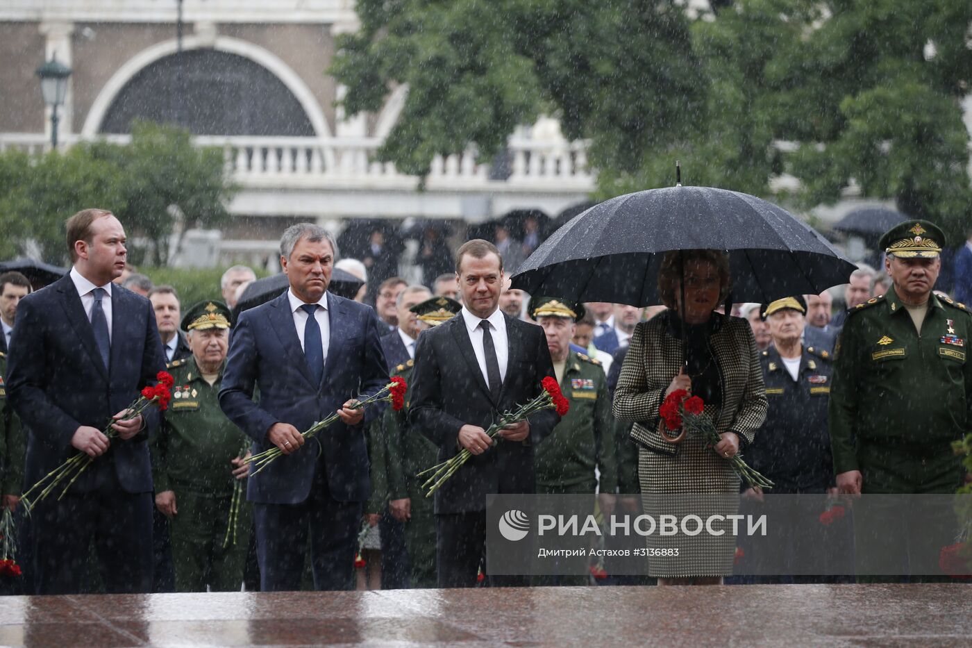 Президент РФ В. Путин и премьер-министр РФ Д. Медведев приняли участие в церемонии возложения венков к Могиле Неизвестного Солдата