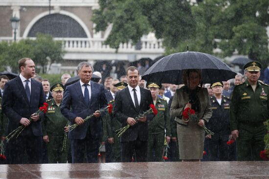 Президент РФ В. Путин и премьер-министр РФ Д. Медведев приняли участие в церемонии возложения венков к Могиле Неизвестного Солдата