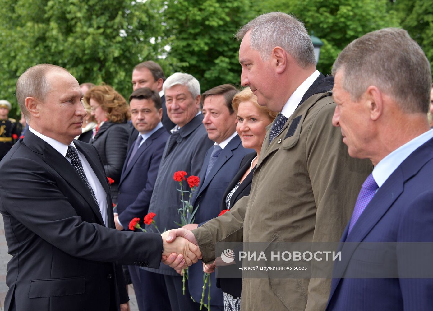 Президент РФ В. Путин и премьер-министр РФ Д. Медведев приняли участие в церемонии возложения венков к Могиле Неизвестного Солдата