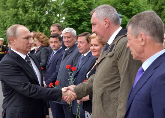 Президент РФ В. Путин и премьер-министр РФ Д. Медведев приняли участие в церемонии возложения венков к Могиле Неизвестного Солдата