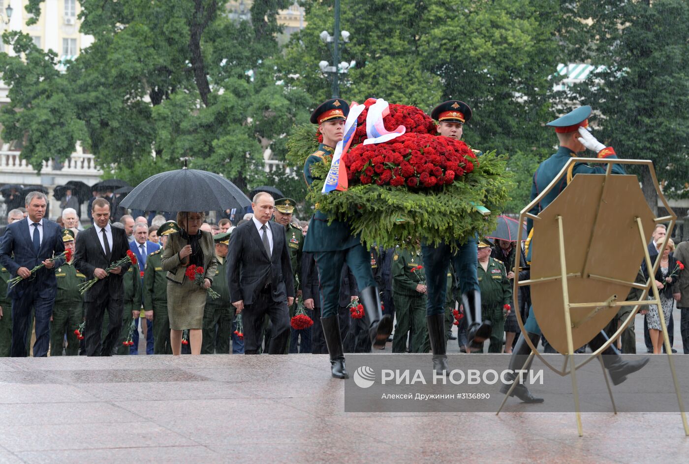 Президент РФ В. Путин и премьер-министр РФ Д. Медведев приняли участие в церемонии возложения венков к Могиле Неизвестного Солдата