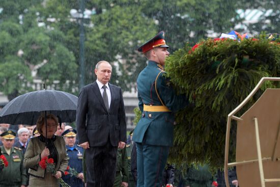 Президент РФ В. Путин и премьер-министр РФ Д. Медведев приняли участие в церемонии возложения венков к Могиле Неизвестного Солдата