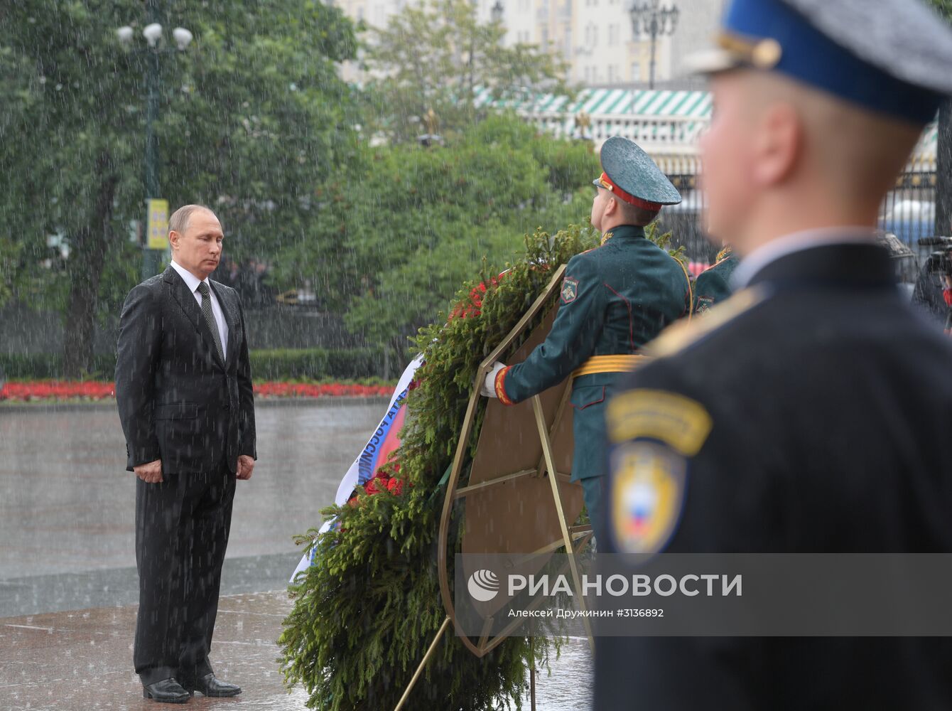Президент РФ В. Путин и премьер-министр РФ Д. Медведев приняли участие в церемонии возложения венков к Могиле Неизвестного Солдата