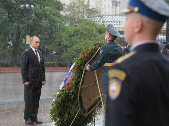 Президент РФ В. Путин и премьер-министр РФ Д. Медведев приняли участие в церемонии возложения венков к Могиле Неизвестного Солдата