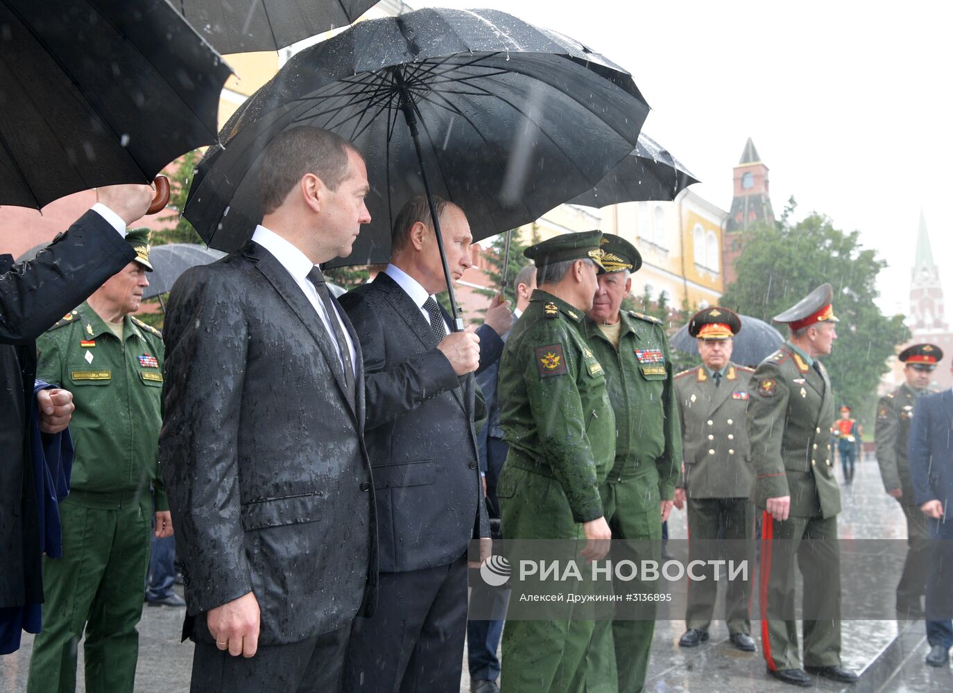 Президент РФ В. Путин и премьер-министр РФ Д. Медведев приняли участие в церемонии возложения венков к Могиле Неизвестного Солдата