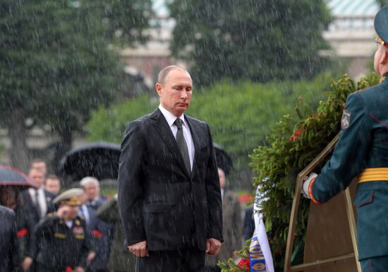 Президент РФ В. Путин и премьер-министр РФ Д. Медведев приняли участие в церемонии возложения венков к Могиле Неизвестного Солдата