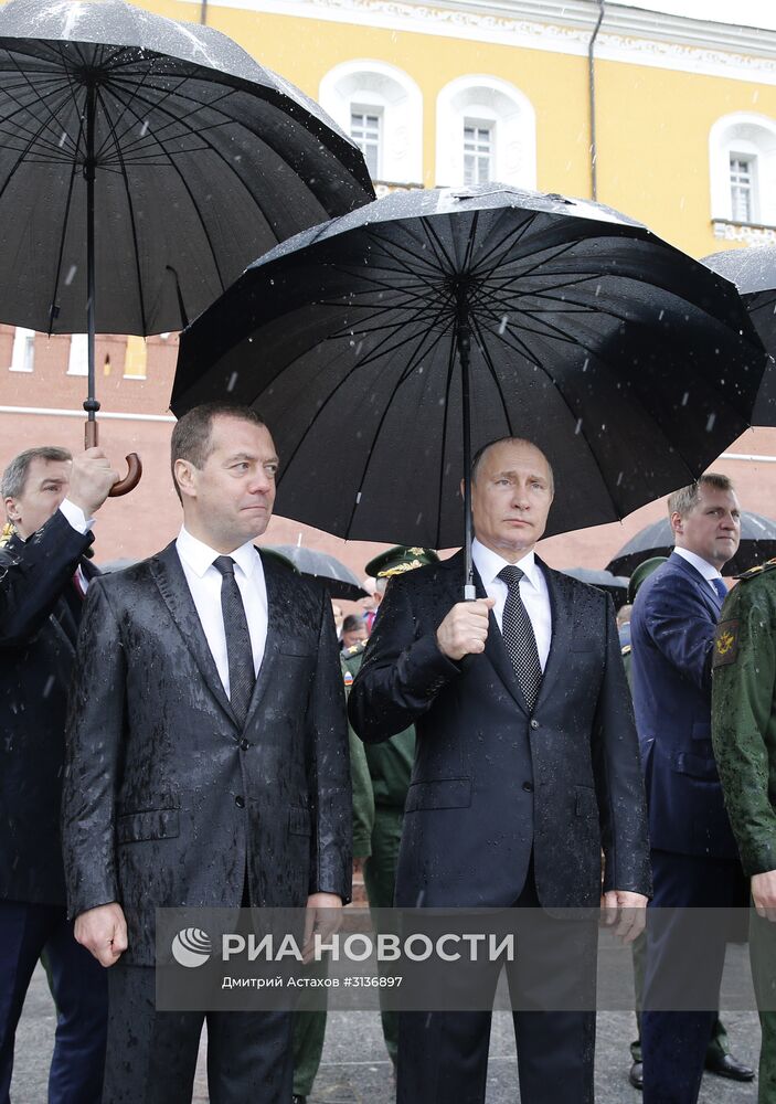 Президент РФ В. Путин и премьер-министр РФ Д. Медведев приняли участие в церемонии возложения венков к Могиле Неизвестного Солдата