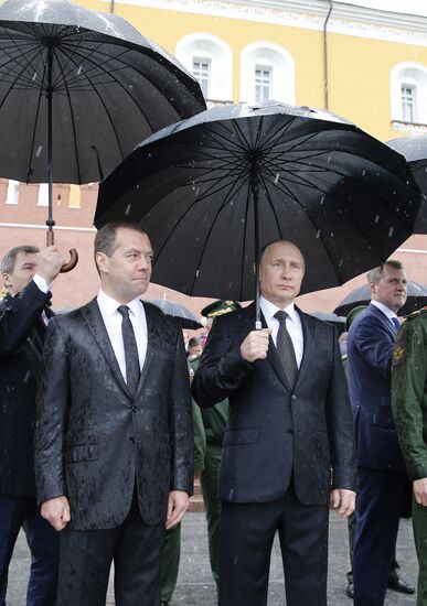 Президент РФ В. Путин и премьер-министр РФ Д. Медведев приняли участие в церемонии возложения венков к Могиле Неизвестного Солдата