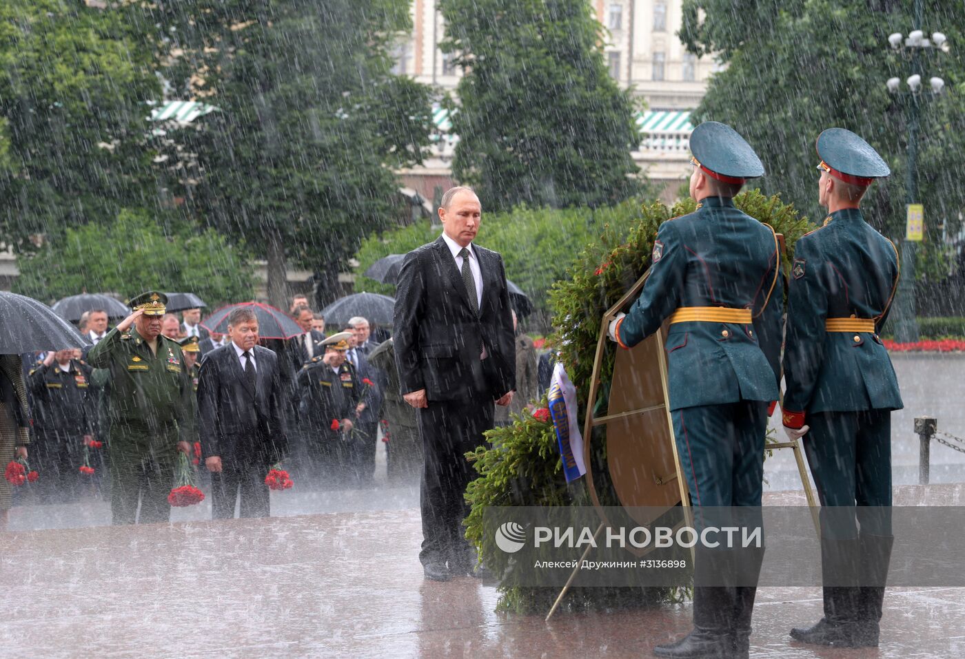 Президент РФ В. Путин и премьер-министр РФ Д. Медведев приняли участие в церемонии возложения венков к Могиле Неизвестного Солдата