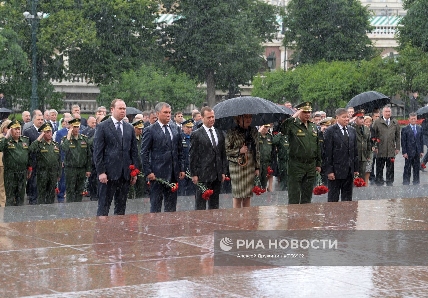 Президент РФ В. Путин и премьер-министр РФ Д. Медведев приняли участие в церемонии возложения венков к Могиле Неизвестного Солдата
