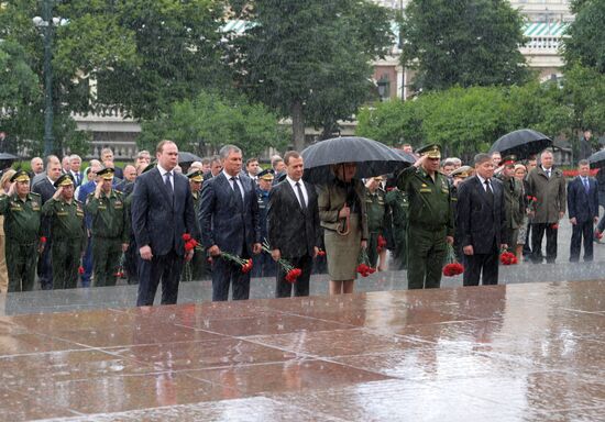 Президент РФ В. Путин и премьер-министр РФ Д. Медведев приняли участие в церемонии возложения венков к Могиле Неизвестного Солдата