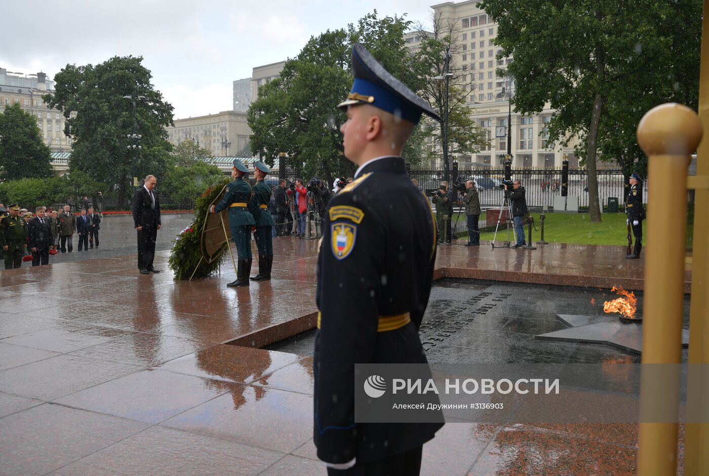 Президент РФ В. Путин и премьер-министр РФ Д. Медведев приняли участие в церемонии возложения венков к Могиле Неизвестного Солдата