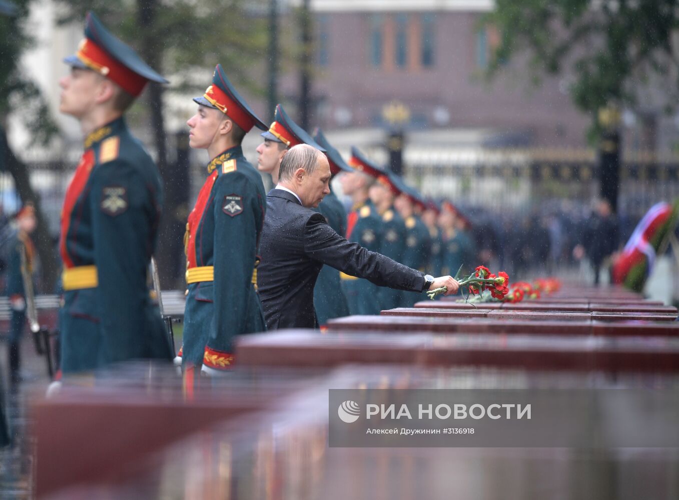 Президент РФ В. Путин и премьер-министр РФ Д. Медведев приняли участие в церемонии возложения венков к Могиле Неизвестного Солдата