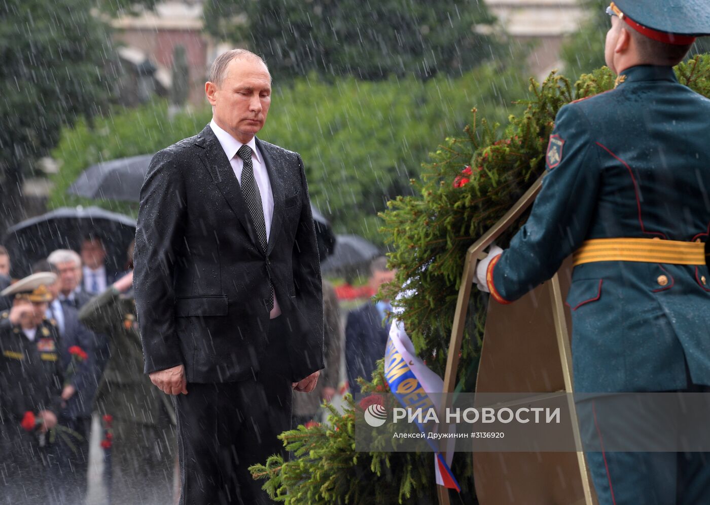 Президент РФ В. Путин и премьер-министр РФ Д. Медведев приняли участие в церемонии возложения венков к Могиле Неизвестного Солдата