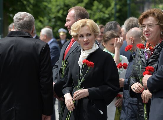 Президент РФ В. Путин и премьер-министр РФ Д. Медведев приняли участие в церемонии возложения венков к Могиле Неизвестного Солдата