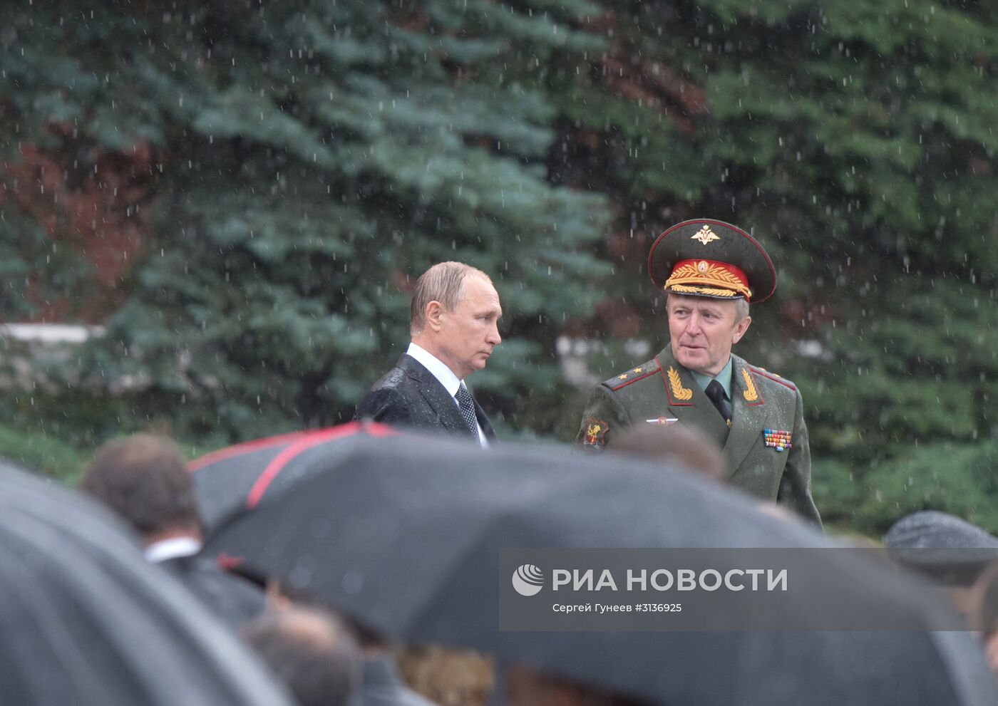 Президент РФ В. Путин и премьер-министр РФ Д. Медведев приняли участие в церемонии возложения венков к Могиле Неизвестного Солдата