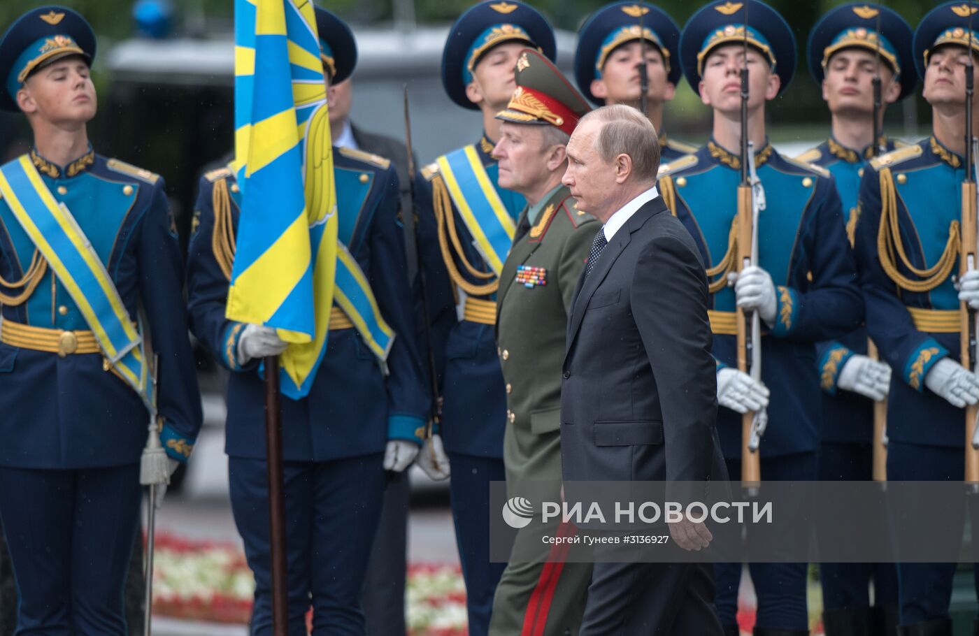 Президент РФ В. Путин и премьер-министр РФ Д. Медведев приняли участие в церемонии возложения венков к Могиле Неизвестного Солдата