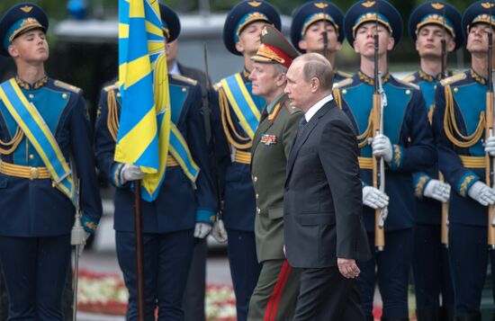 Президент РФ В. Путин и премьер-министр РФ Д. Медведев приняли участие в церемонии возложения венков к Могиле Неизвестного Солдата