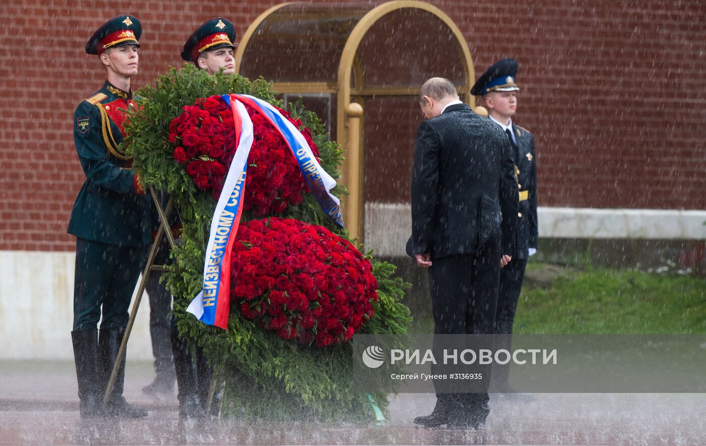 Президент РФ В. Путин и премьер-министр РФ Д. Медведев приняли участие в церемонии возложения венков к Могиле Неизвестного Солдата