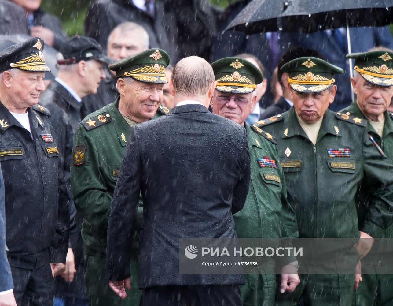 Президент РФ В. Путин и премьер-министр РФ Д. Медведев приняли участие в церемонии возложения венков к Могиле Неизвестного Солдата