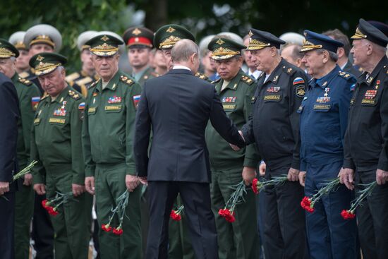 Президент РФ В. Путин и премьер-министр РФ Д. Медведев приняли участие в церемонии возложения венков к Могиле Неизвестного Солдата