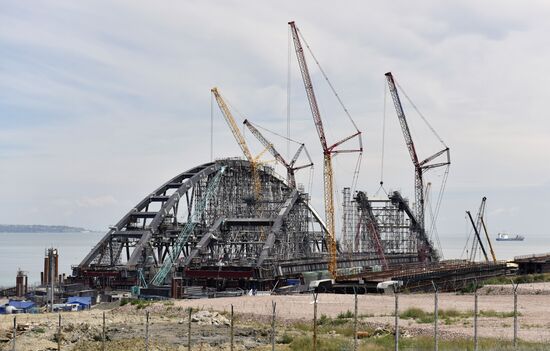 Завершена сборка железнодорожной арки Крымского моста