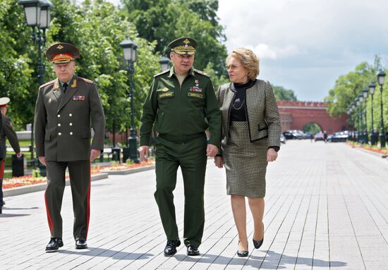 Президент РФ В. Путин и премьер-министр РФ Д. Медведев приняли участие в церемонии возложения венков к Могиле Неизвестного Солдата