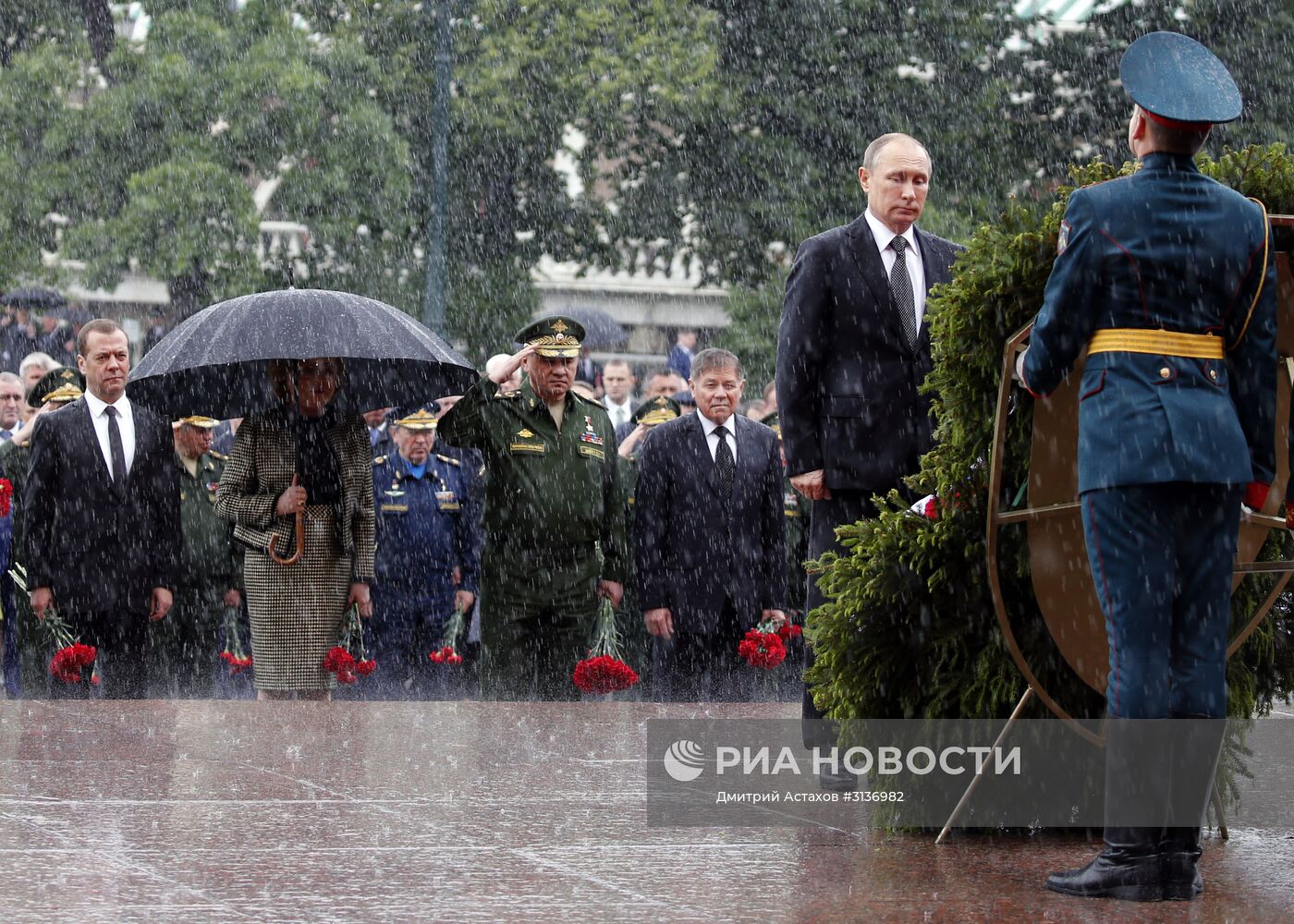 Президент РФ В. Путин и премьер-министр РФ Д. Медведев приняли участие в церемонии возложения венков к Могиле Неизвестного Солдата