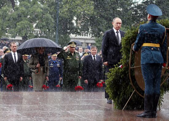 Президент РФ В. Путин и премьер-министр РФ Д. Медведев приняли участие в церемонии возложения венков к Могиле Неизвестного Солдата